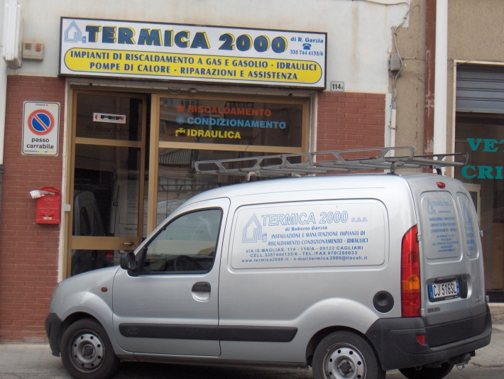 Il furgone aziendale davanti alla sede di Termica 2000