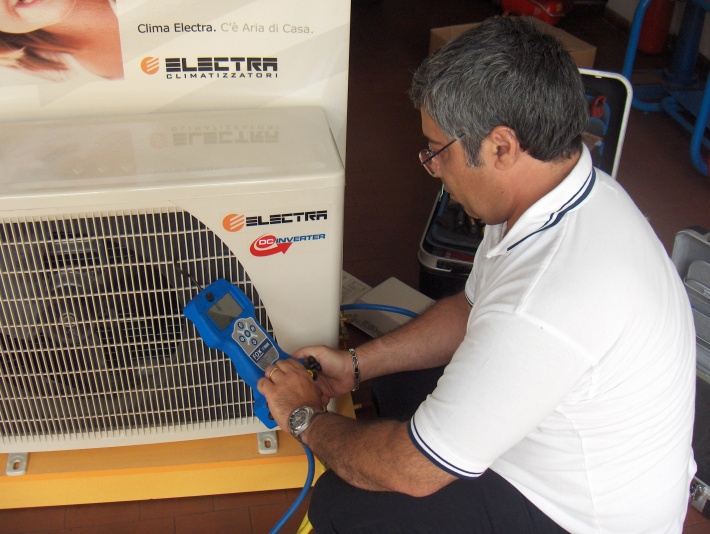 Un tecnico Termica 2000 esegue un controllo su un climatizzatore